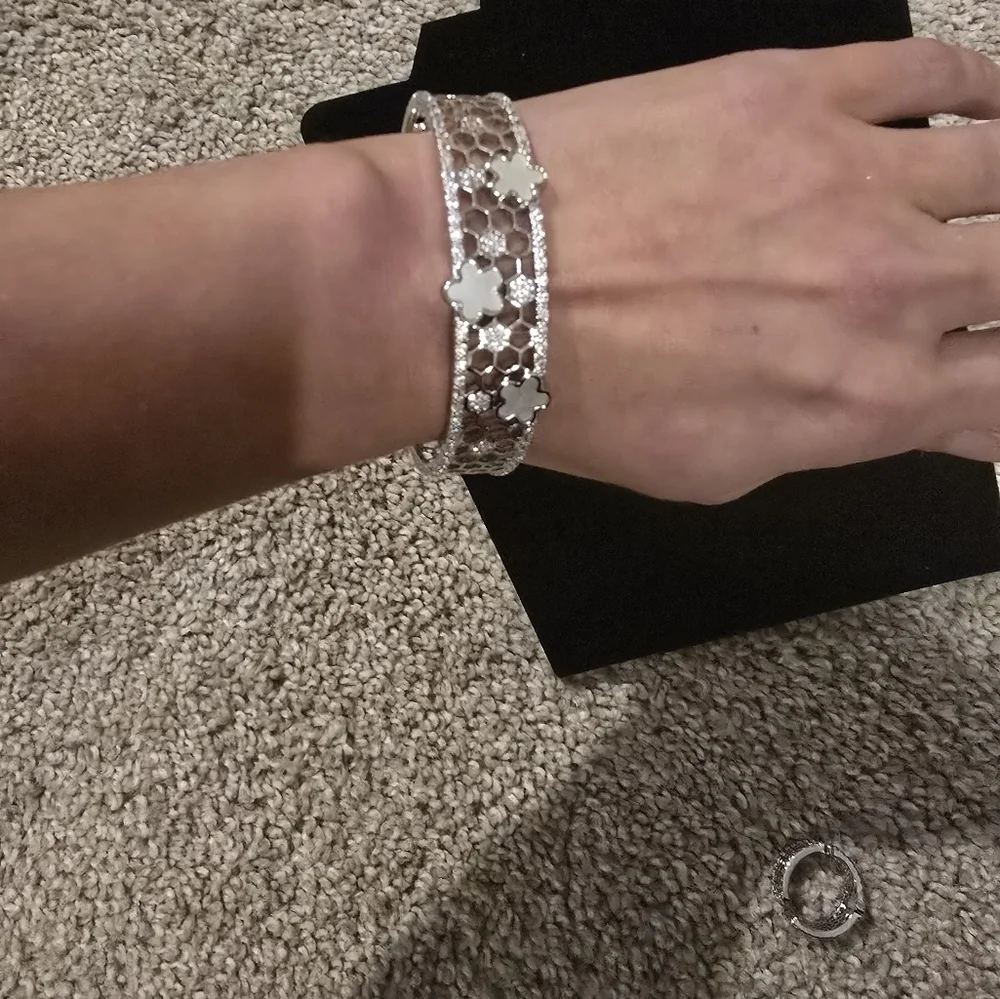 Dubai Jewelry-Elegant Silver and White Bracelet